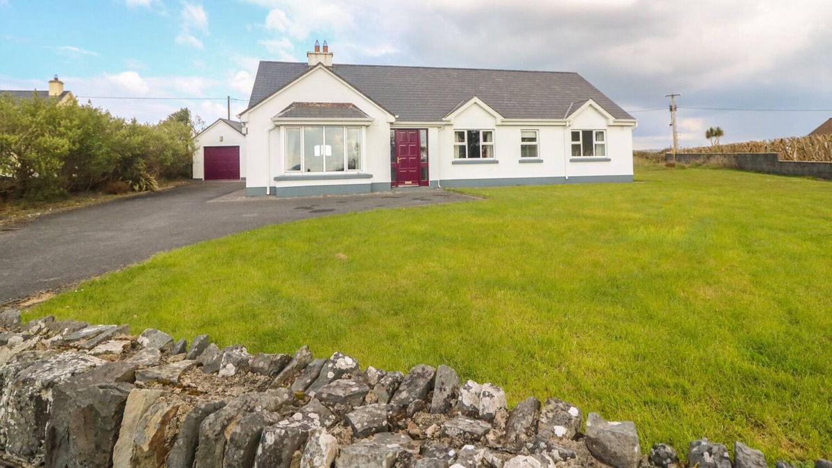 Miltown Malbay House | CLEARY COTTAGE, pet friendly in Miltown Malbay, County Clare