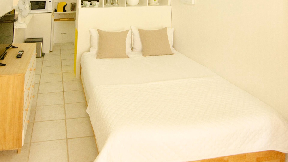 Lauris Apartment | Clementine - Private Studio 50m from Centre Ville