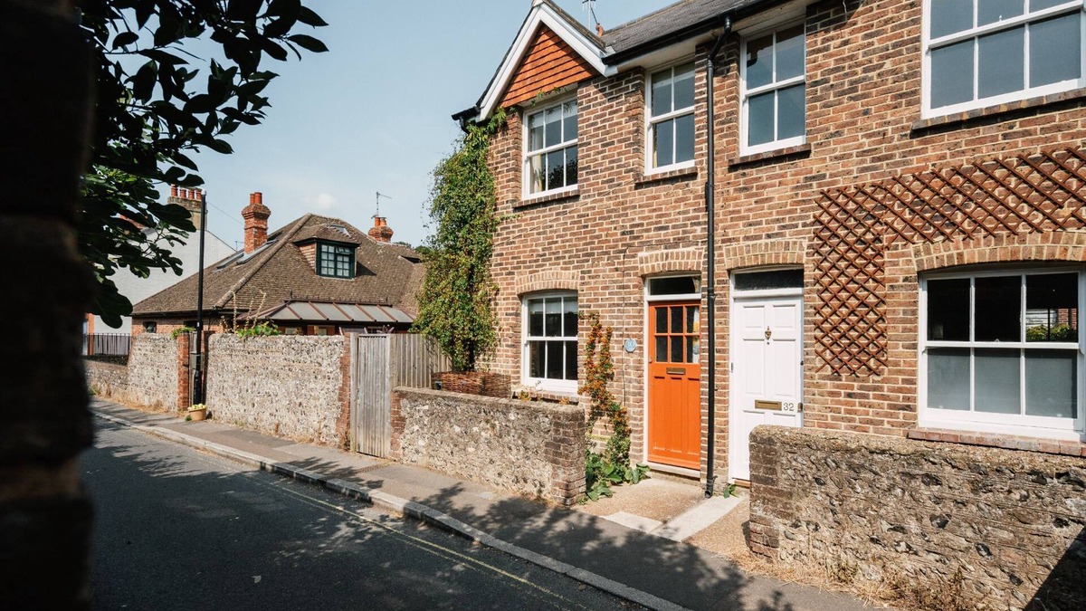 Lewes Cottage | Cleve Cottage by inspirestays.com - a cottage that sleeps 4 guests in 2 bedrooms