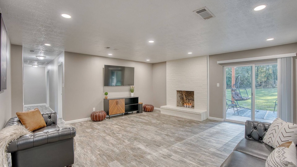 Voth House | Click Now 20% Off Spindletop House 4 bedroom 3 bath & Gameroom! 🎩🎲💰🏦💸