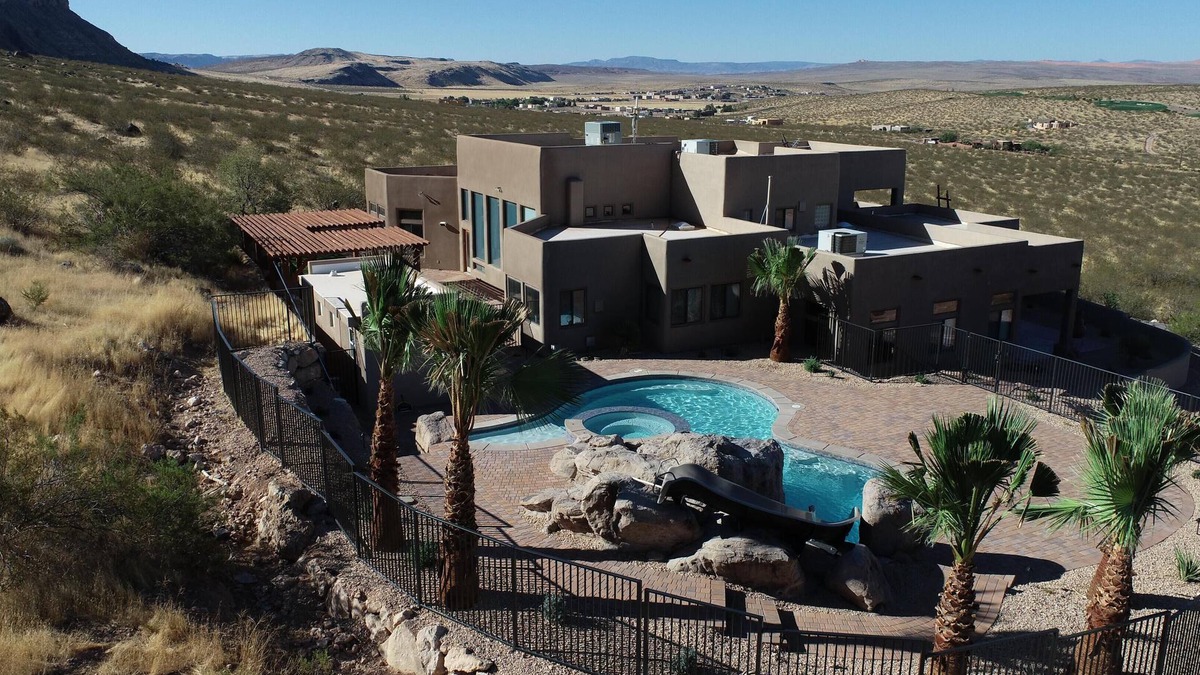 Hurricane House | Cliff Dwellers A Spectacular 5 Bedroom home just east of Sand Hollow Reservoir