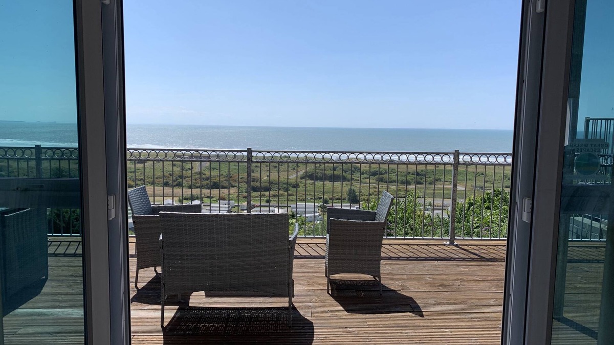 Pendine Cottage | Cliff Haven, Seaside apartment with stunning views