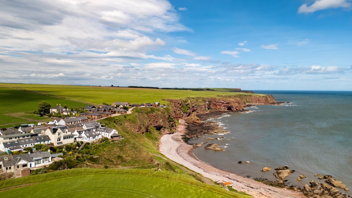 Auchmithie Apartment | Clifftop Cottage - A Seaside Sanctuary