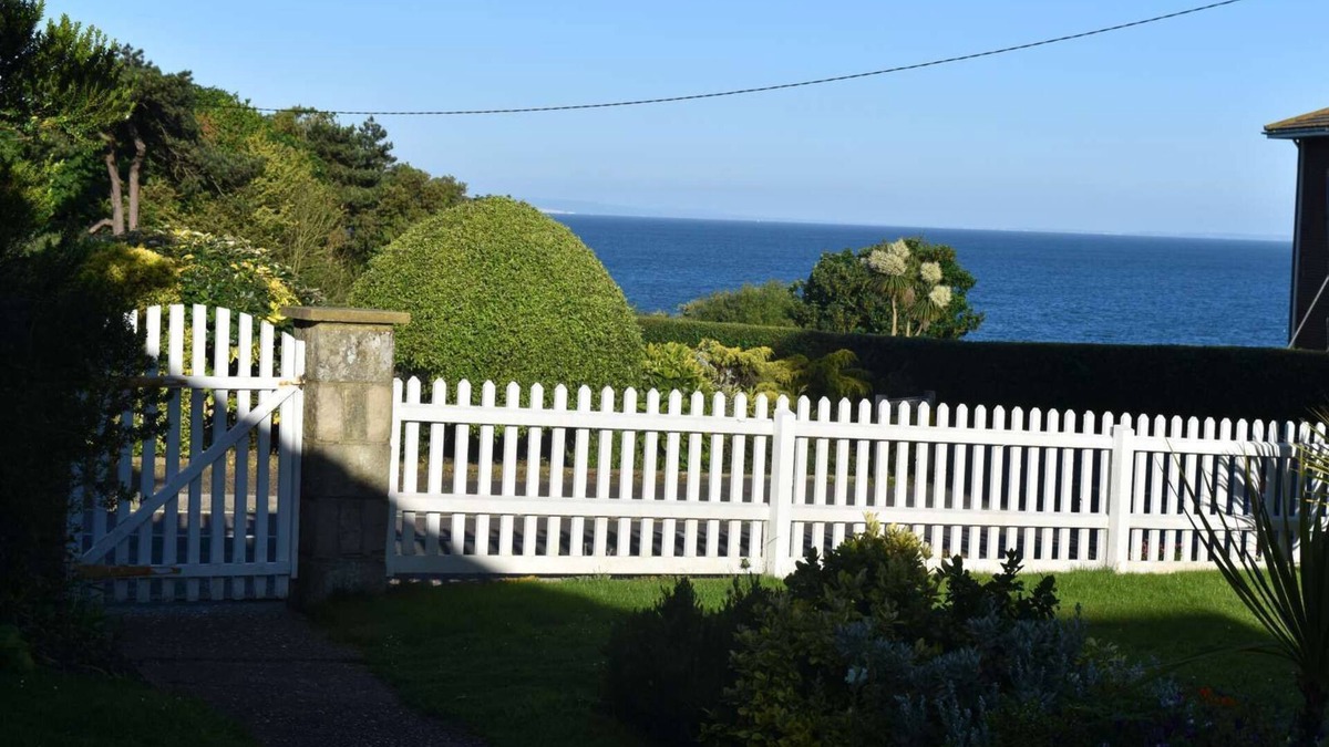 Totland Bay Cottage | 'Cliffway', a peaceful cottage, own gdn, SEA VIEW, 5min walk beach/restaurants