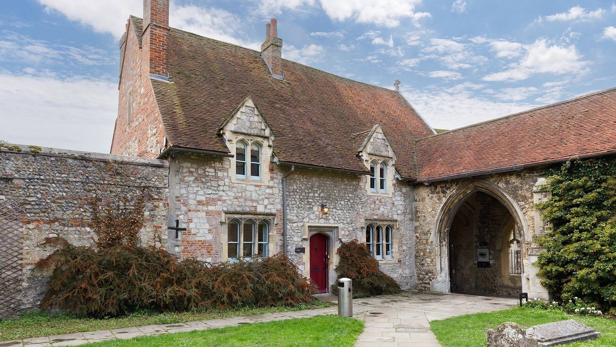 Chichester Cottage | Cloisters Cottage - a cottage that sleeps 6 guests in 3 bedrooms