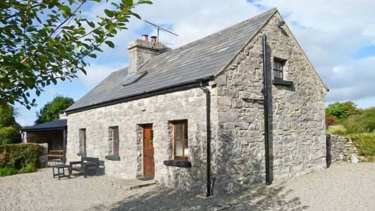Ballinrobe Cottage | CLOONCORRAUN COTTAGE, pet friendly in Ballinrobe, County Mayo