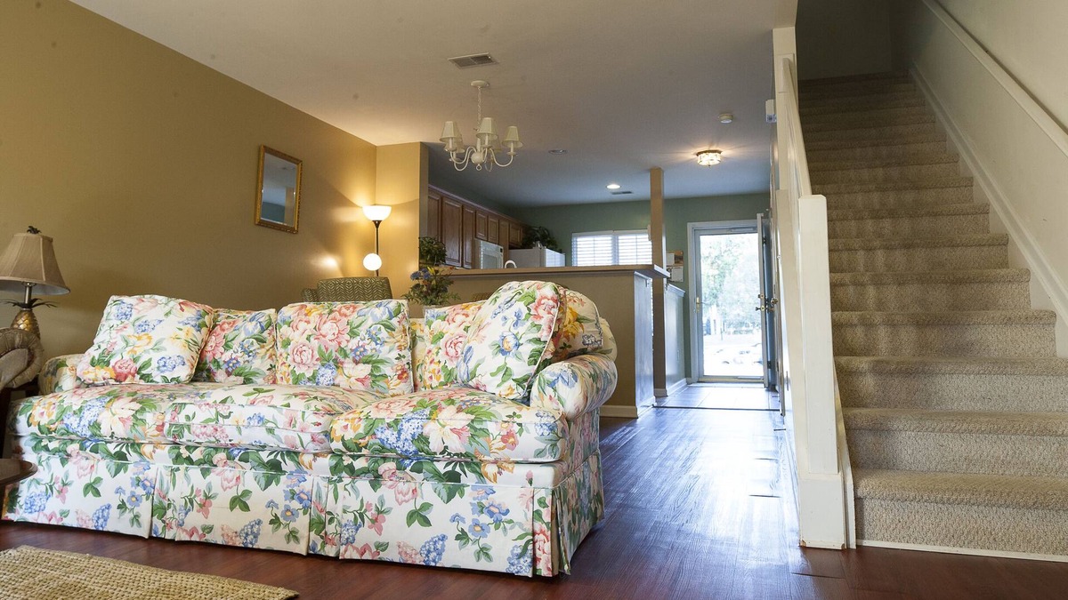 North Charleston House | CLOSE CONVENIENT Lovely Townhome 2bd/2.5baths. NEW Mattresses, Wifi TV, etc