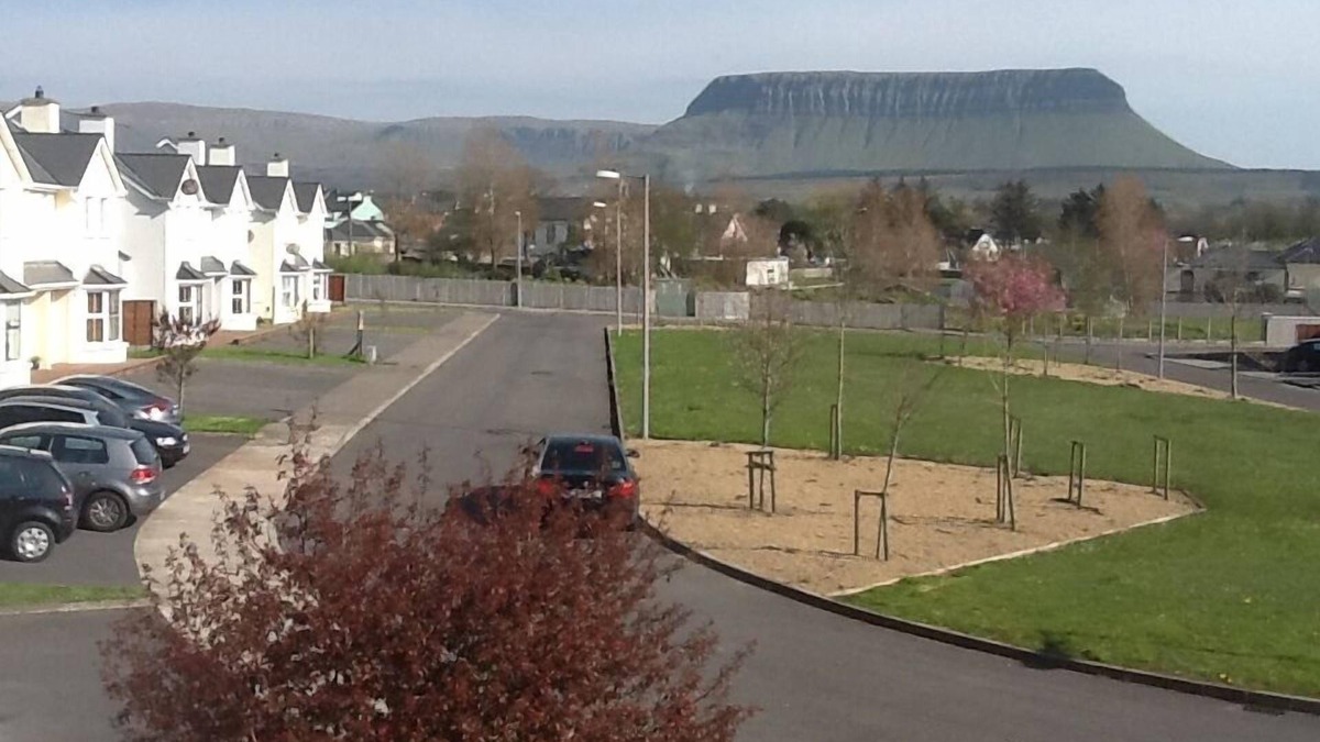 Grange House | Close to Beach & Local Shops. Family & Pet Friendly. Knock airport 1 hr away