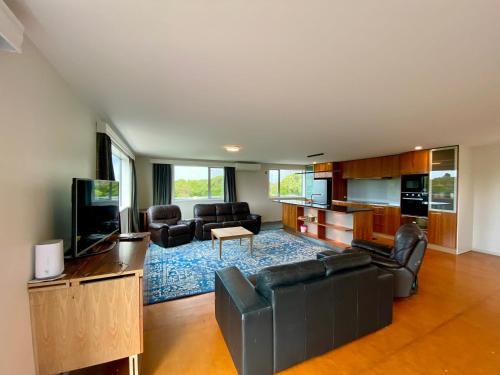 Kaikoura House | Close to Beach with Mountain Views in Puketa