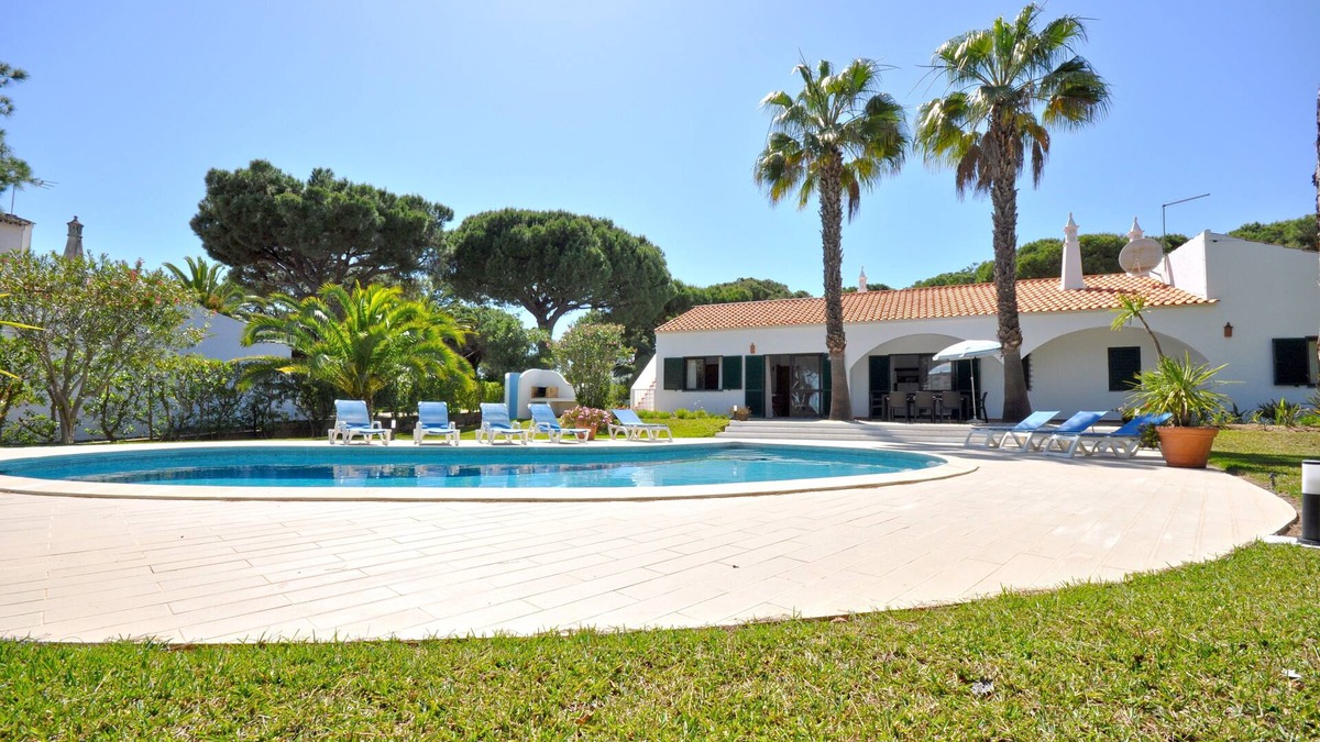 Quarteira Villa | Close to Beaches and All Amenities, Private Pool, Free A/C and Wifi