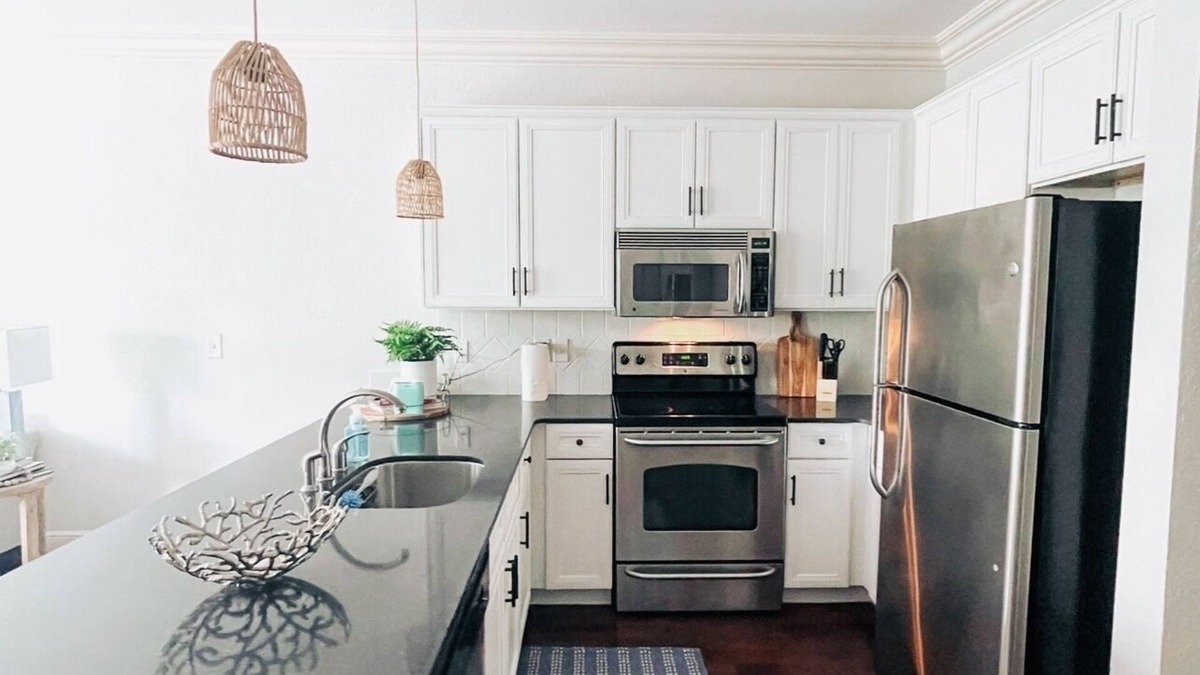 Oxford Condo | Close to Campus-newly professionally decorated-sleeps 6 -no stairs!