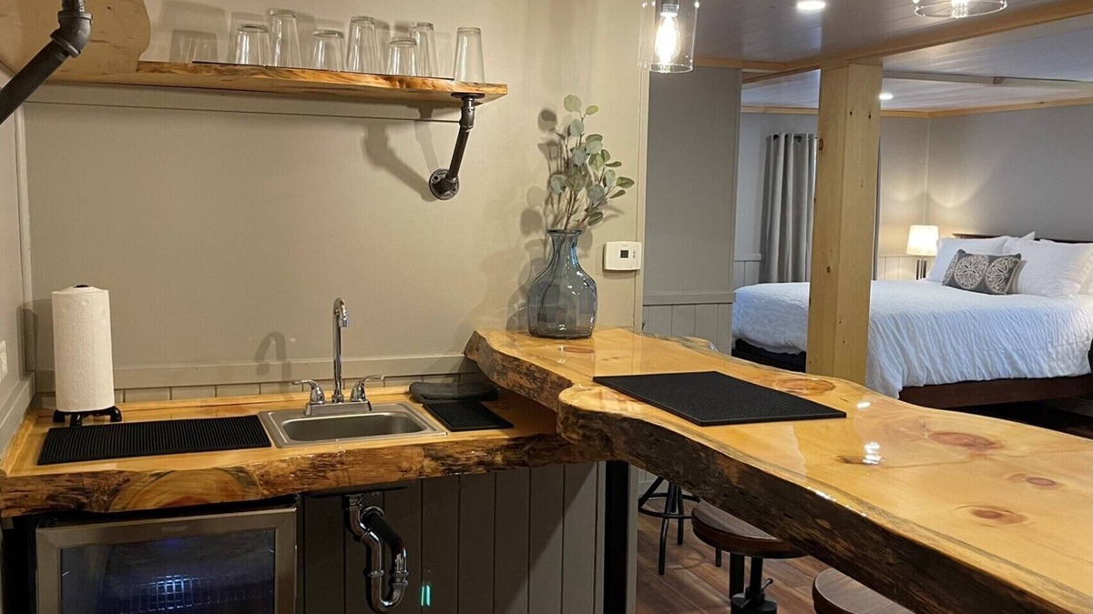 Rangeley Cottage | Close to Everything, Cozy Cottage for up to 6, Cleanest in Rangeley!