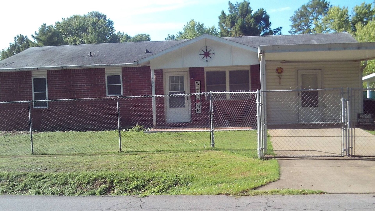 Alma House | Close to Fort Smith/Van Buren, and Fayetteville AR - Home of the Hogs!