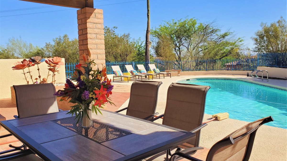 Saguaro Miraflores House | Close to Gem Show with large Garage, near U of A with Pool and Hot Tub.