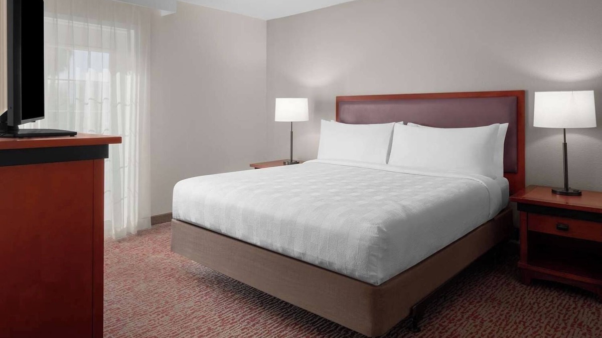 Downtown Hotel | Close to Heritage Theatre! Full Kitchen, Free Parking Onsite! Pets Allowed