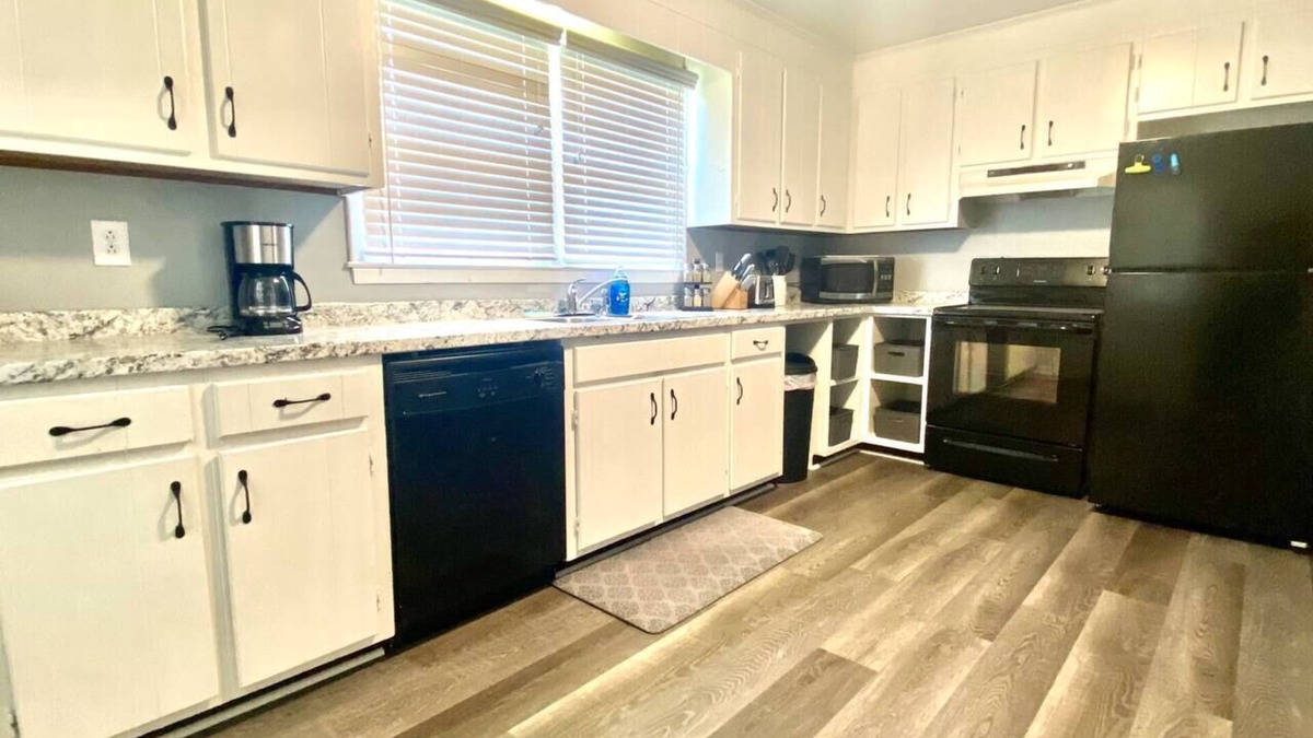 Hickory House | Close to Hickory, 3br 1.5ba Carport and free cable TV!