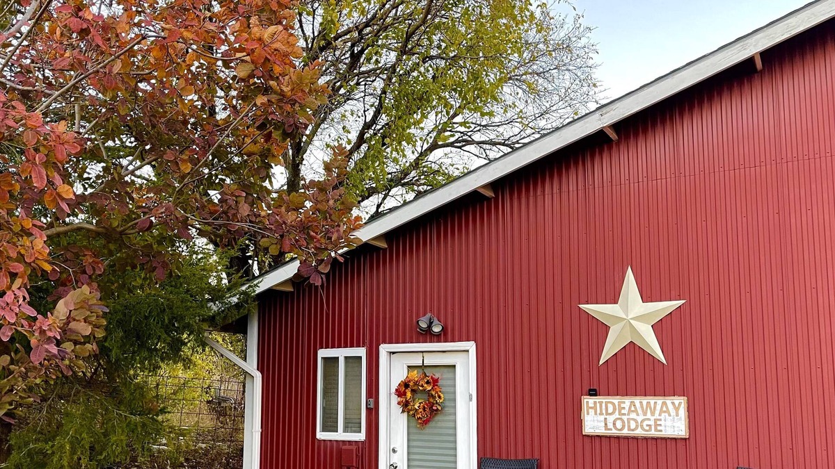 St. George House | Close to MHK. Cozy lodge w/ amenities! 10-acre oasis, lots of room to hang out!