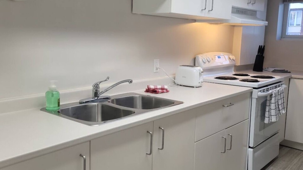 North Bay Apartment | Close to parks and shopping! Located close to Highway 11