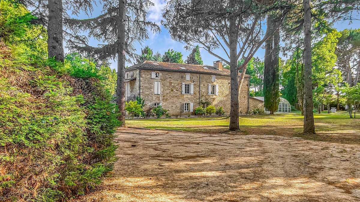 Duravel House | Close to the Lot River, this charming stone house welcomes you with a swimming pool and a private pa