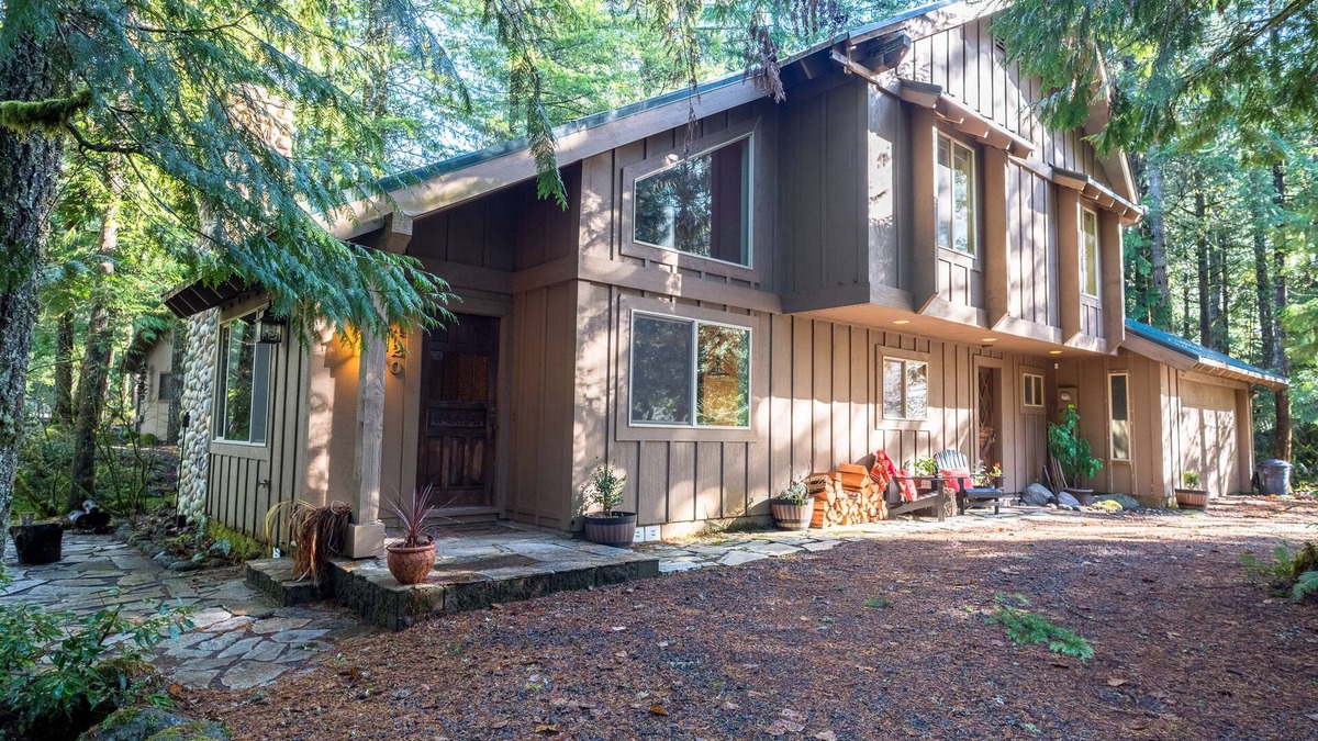 Rhododendron Cabin | Close to the river, quiet neighborhood, pet friendly!