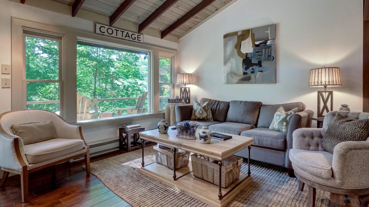 Mirror Lake House | Close to town,Covered deck, Two king masters, Great firepit, Modern & Clean