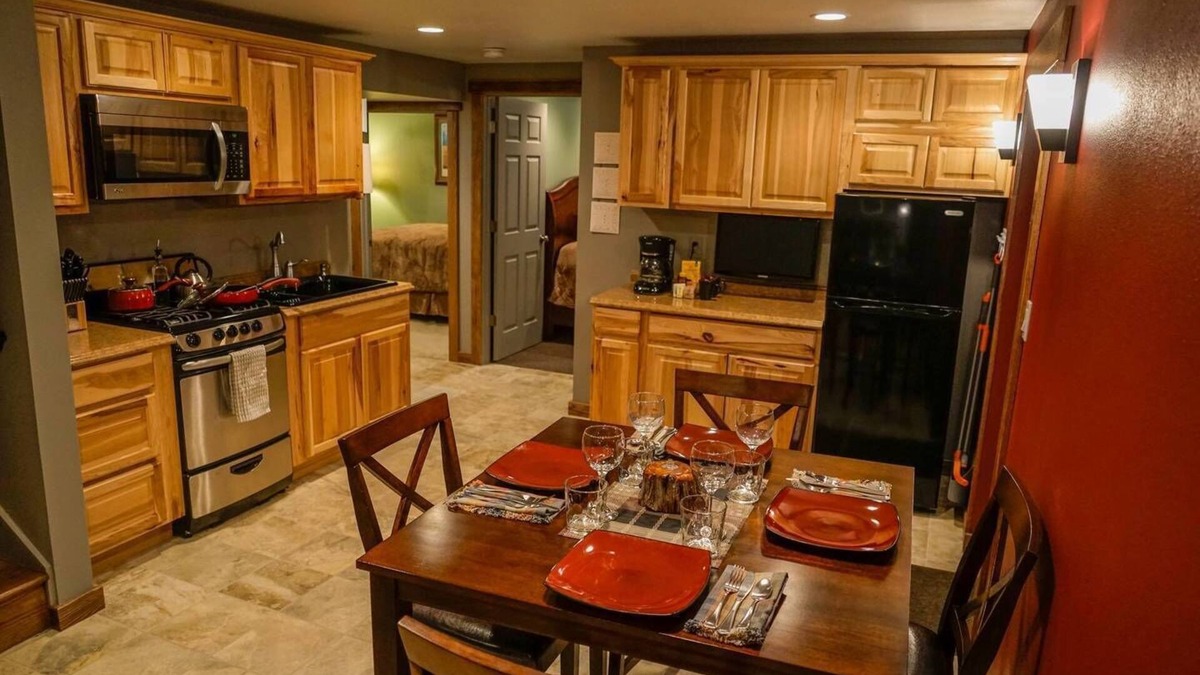 Missoula Apartment | Close to UM & Downtown. Refurbished 1350 sq ft w/Gym, Laundry, Kitchen, Patio.
