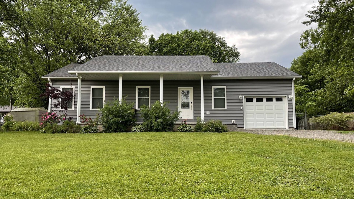 Murphysboro House | *Close to wine trails* Gray House Getaway!