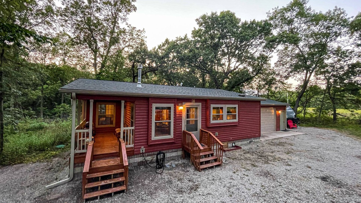 Moravia Cabin | CLOSEST Cabin to Rathbun Lake - Unique Cabin in the WOODS - Sleeps 10!