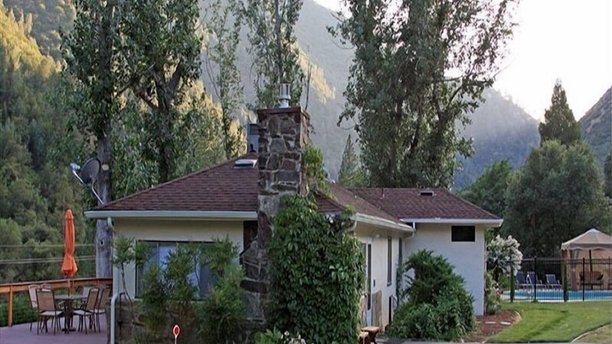 El Portal House | Closest Home to Yosemite Valley on the Merced River