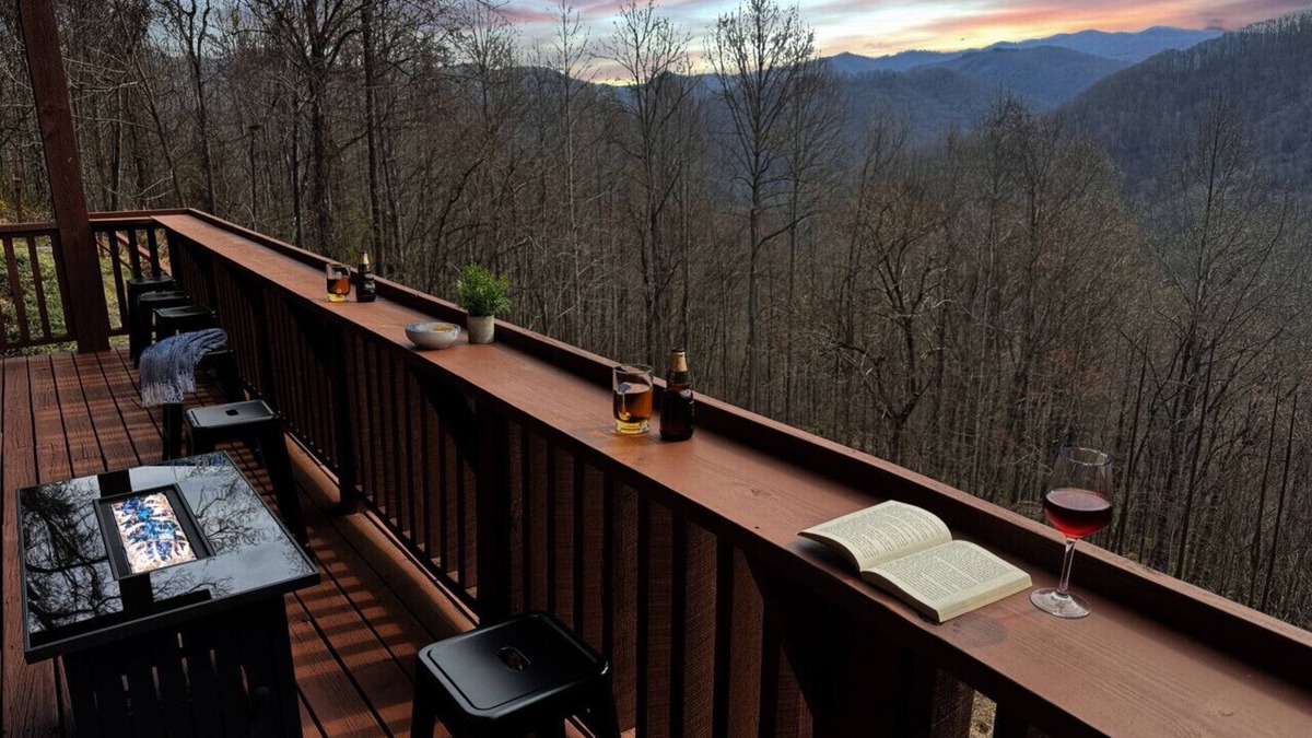Bryson City Apartment | Cloud Nine Retreat; sleeps 22|barrel sauna|hot tub