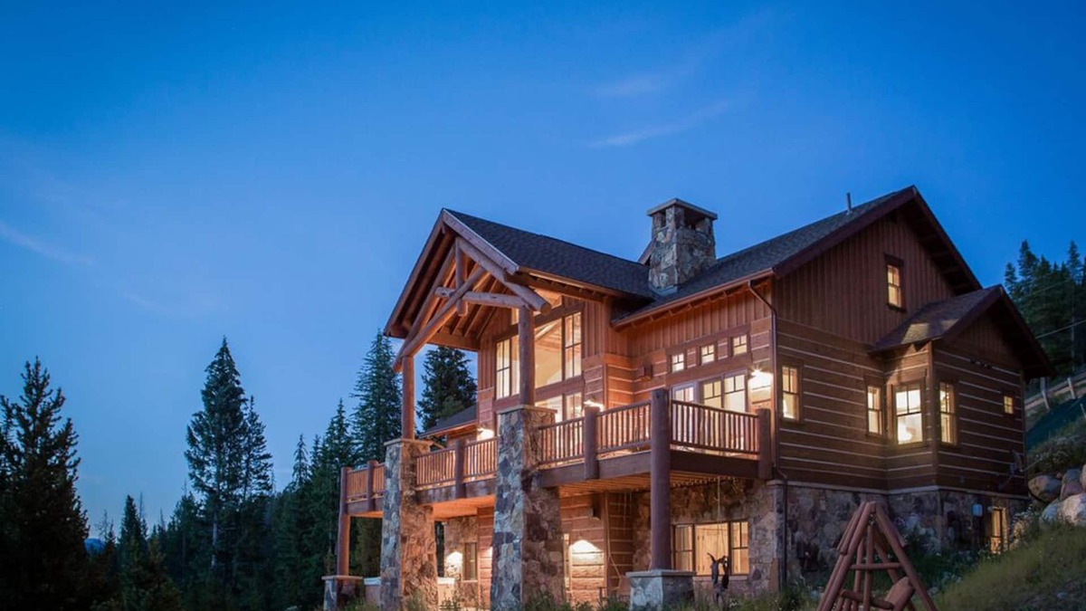 Breckenridge House | Cloud Peak Vista is a five-star home built into the hillside in the Peak Seve