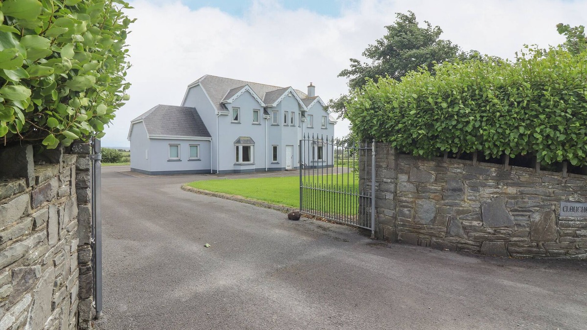 Kilrush Cottage | CLOUGHOGE HOUSE, character holiday cottage in Kilrush, County Clare