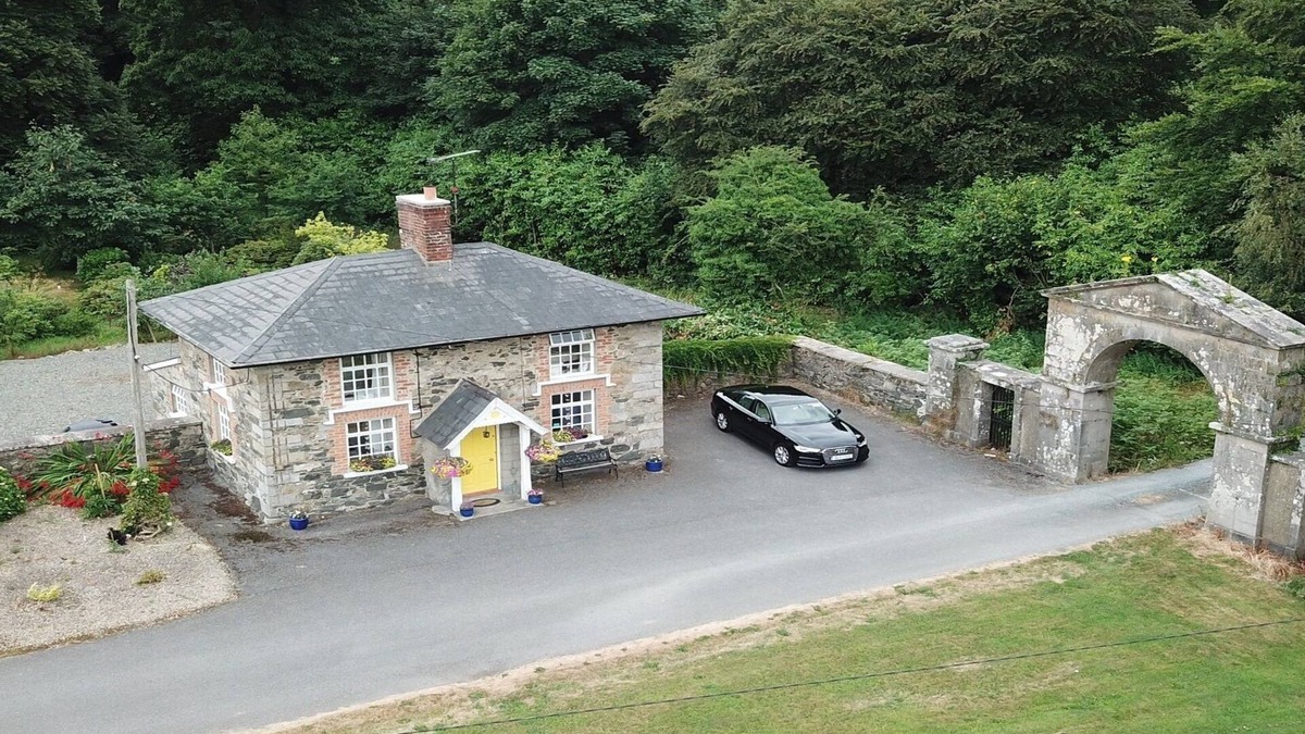 Belturbet Cottage | Cloverhill Gate Lodge Relax Refresh and Unwind promises tranquillity