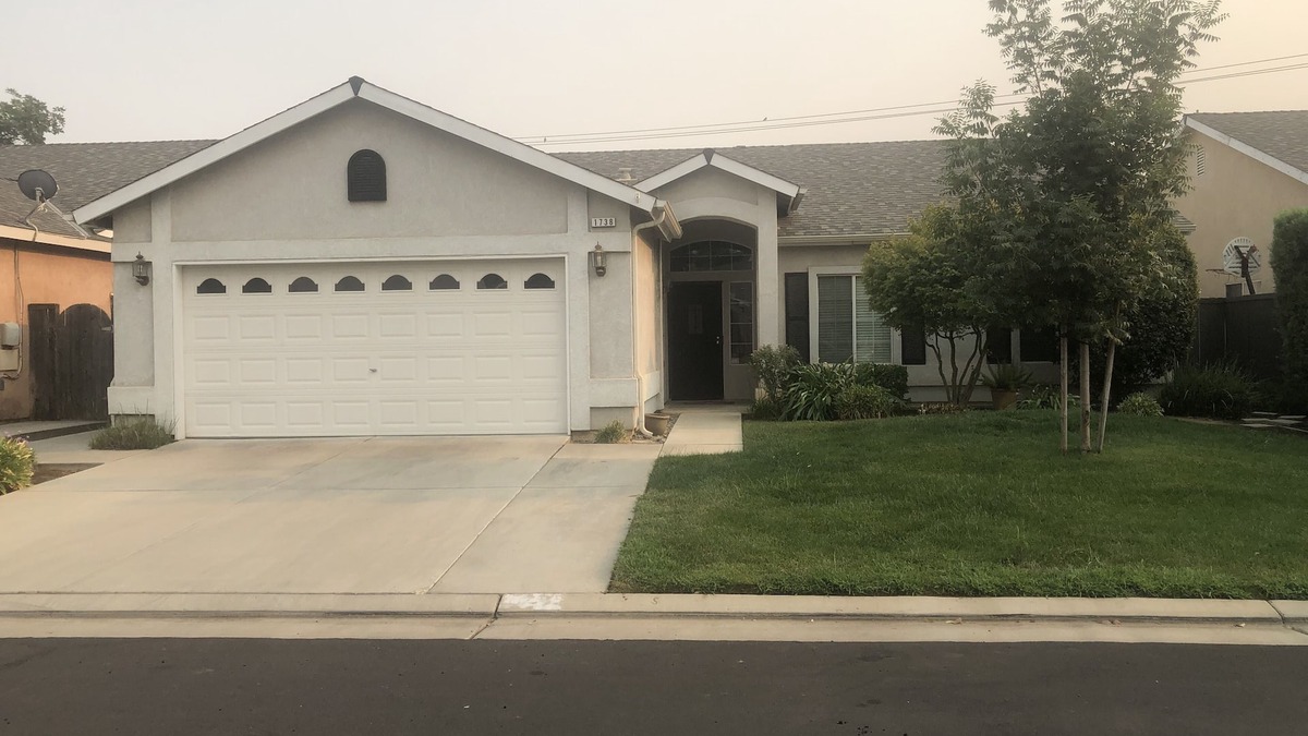 Clovis House | Clovis Charmer! Spacious and close to everything!