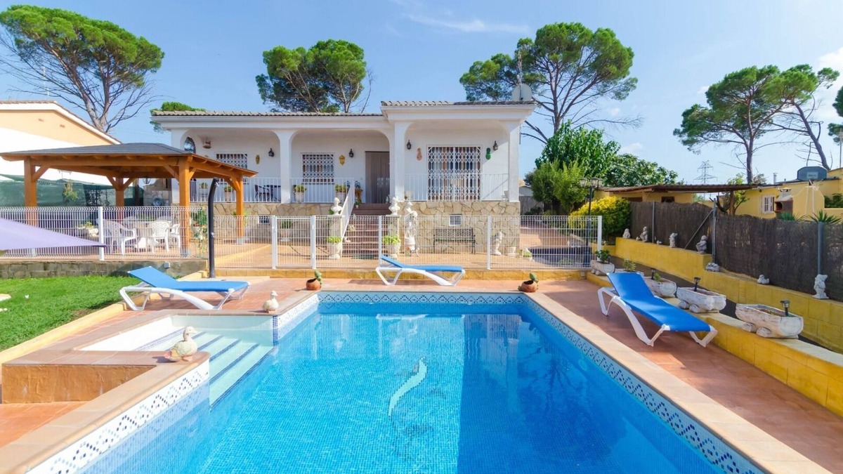Sils Villa | Club Villamar - Sunny villa with nice garden, fenced swimming pool and barbecue