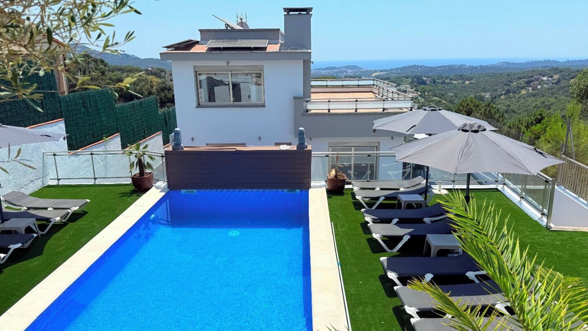 Lloret de Mar Villa | Club Villamar - Very spacious villa with a large swimming pool and breath-taking view over the a.