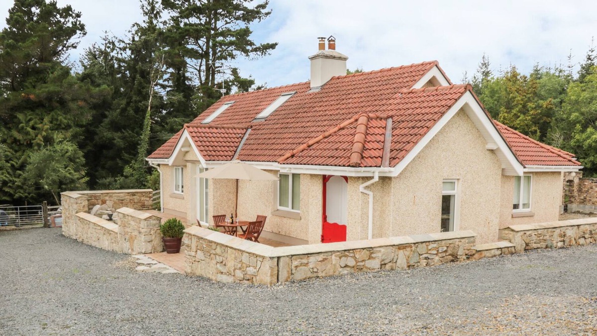 Carrigallen Cottage | CNOC SUAN, pet friendly, with open fire in Aughavas, County Leitrim