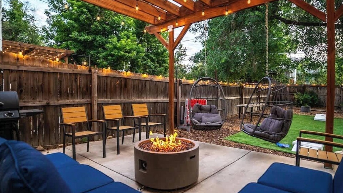 Berkley House | CO3. (House) Ping Pong-Air Hockey-Trampoline