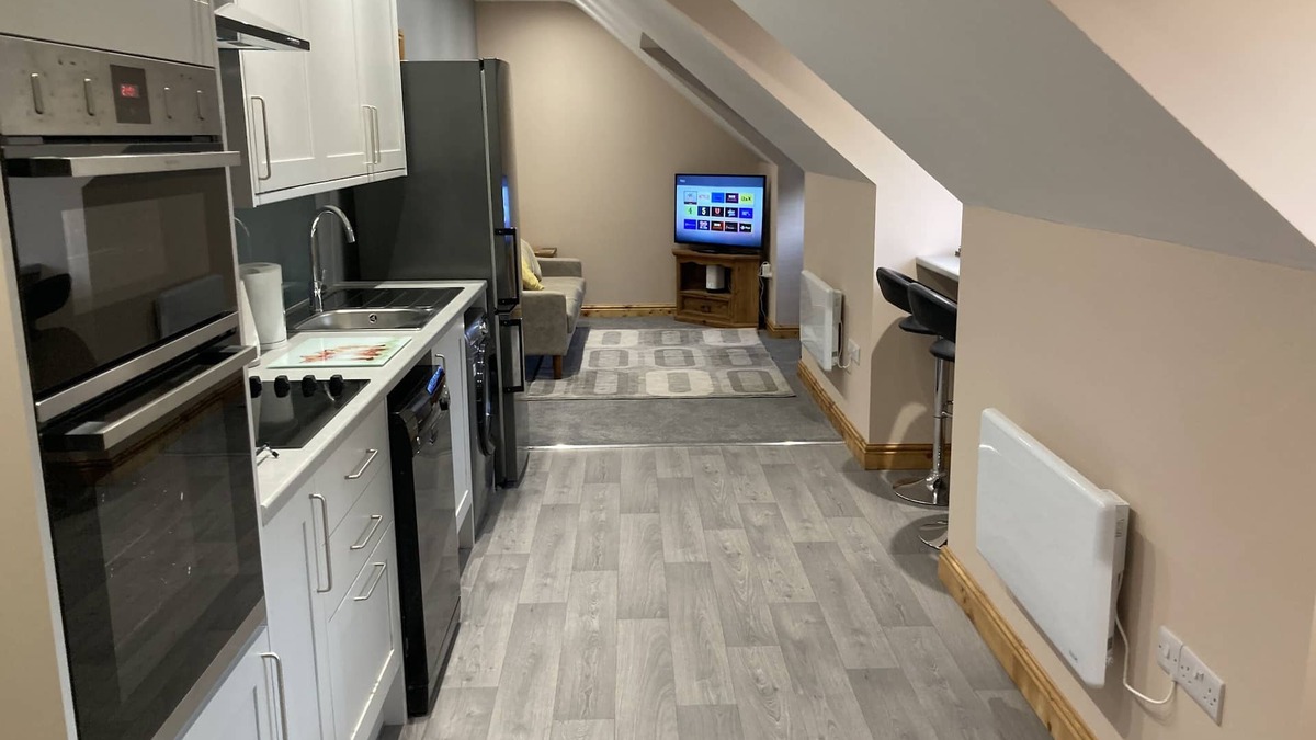 Grantham Apartment | Coach House 2BR Exec Apt Courtyard