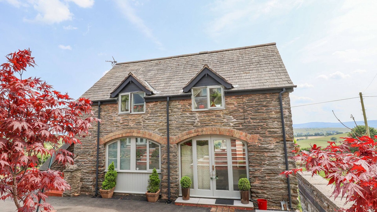 Clawdd-newydd Cottage | COACH HOUSE, family friendly, with a garden in Clawdd-Newydd