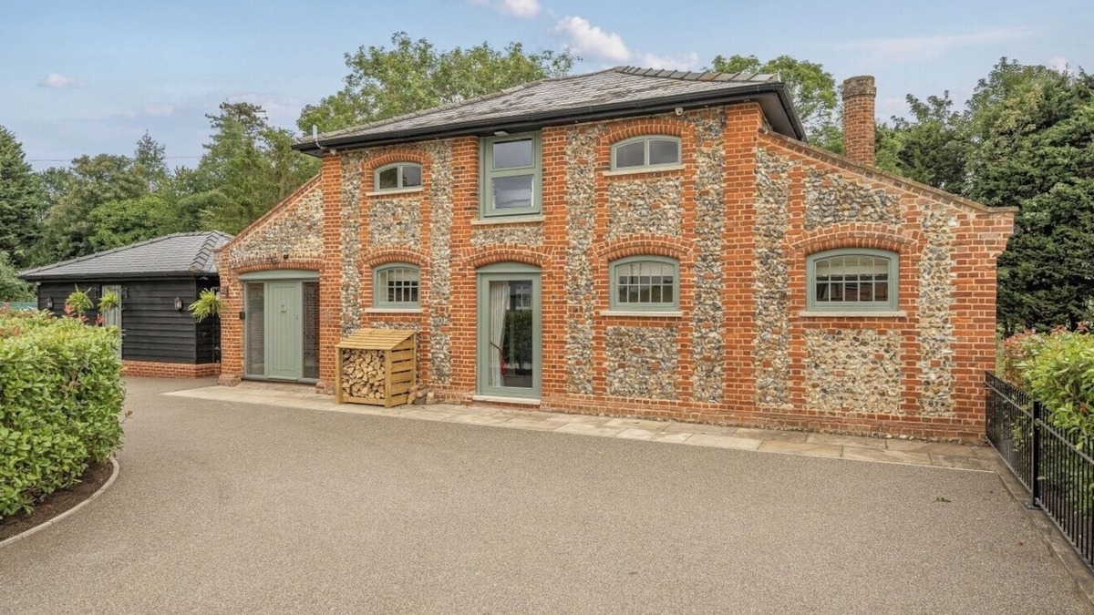 Bury St Edmunds House | Coach House with Hot Tub in Idyllic Bury St Edmunds
