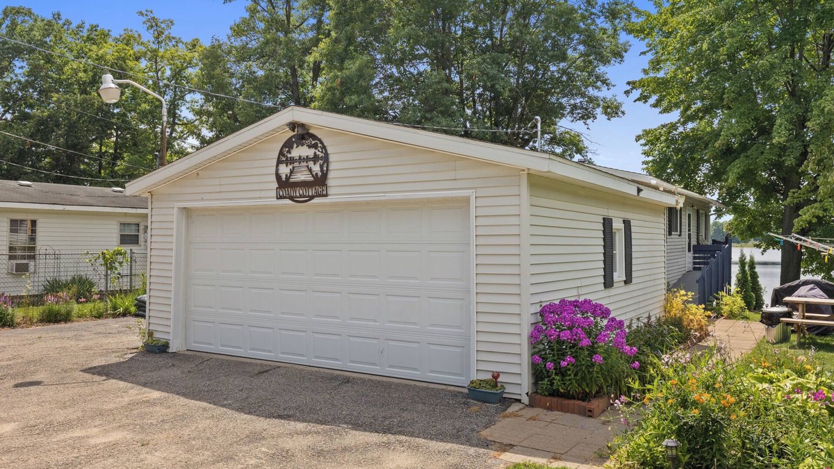 Coral House | Coady Lakefront Bliss - 4BR - Hot Tub - Boat - Kayak