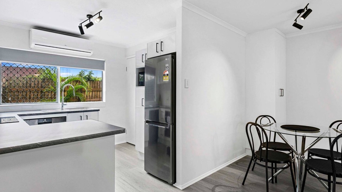Torquay House | Coast Apartments 2 Bedroom Getaway