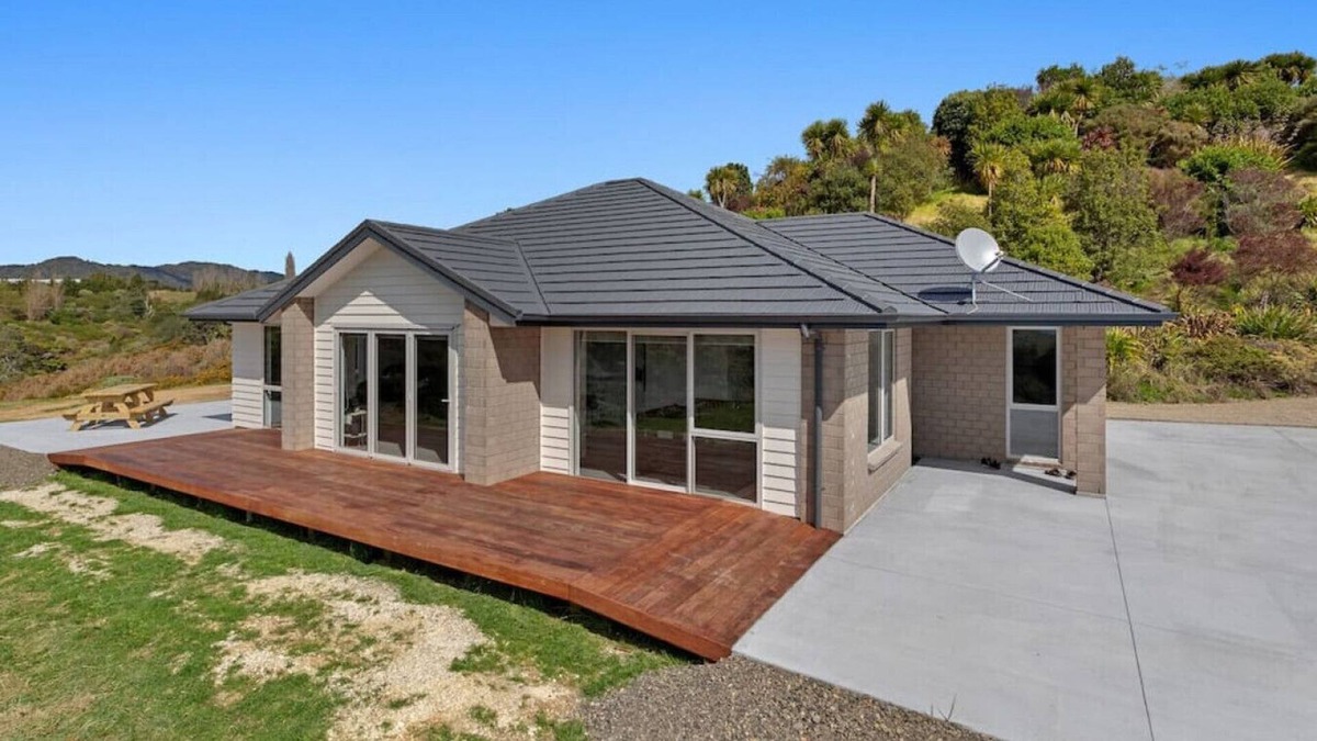 Tirohanga House | Coast View Farm Stay