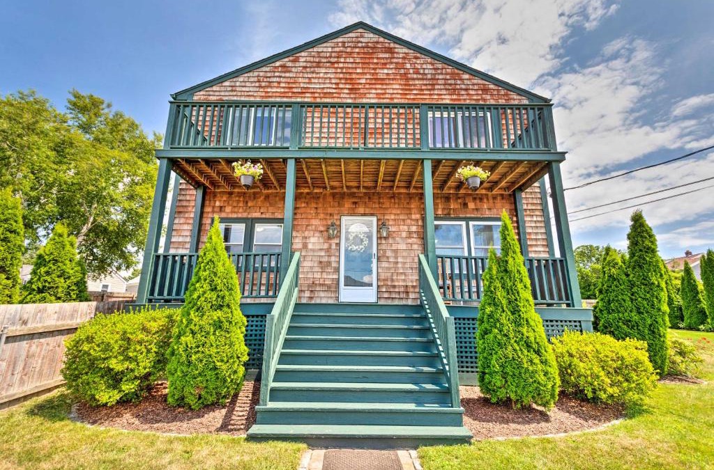 Newport East House | Coastal Abode with Beach Views, Walk to Beach and Bars