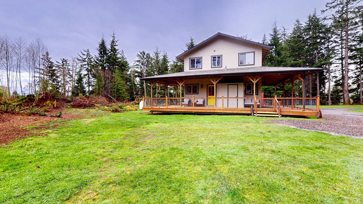 Ilwaco House | Coastal acreage with wrap-around deck & furnished patio - great location