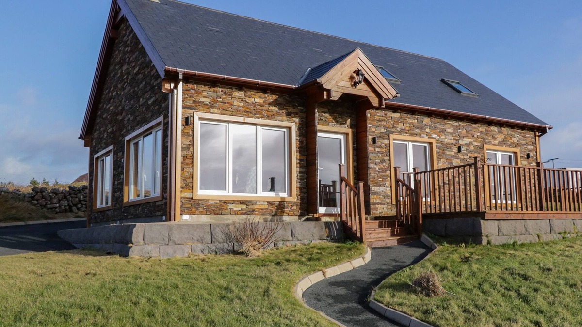 Bunbeg Cottage | COASTAL CABIN, pet friendly, with open fire in Bunbeg, County Donegal