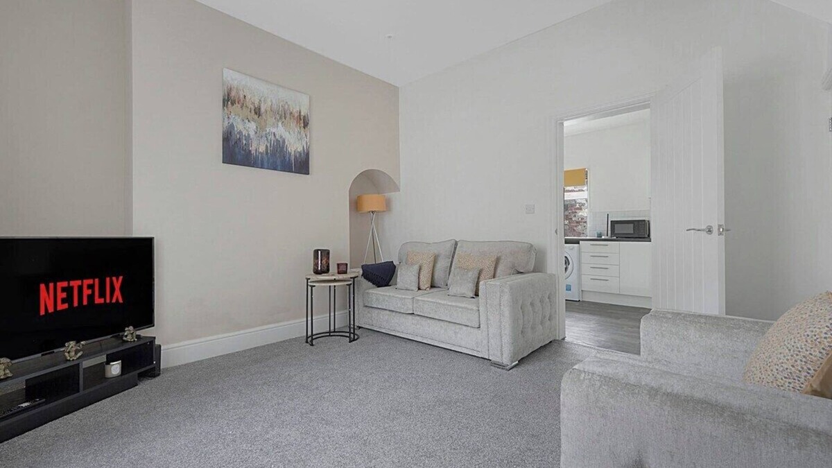 Loftus House | Coastal Charm Retreat, Sleeps 4