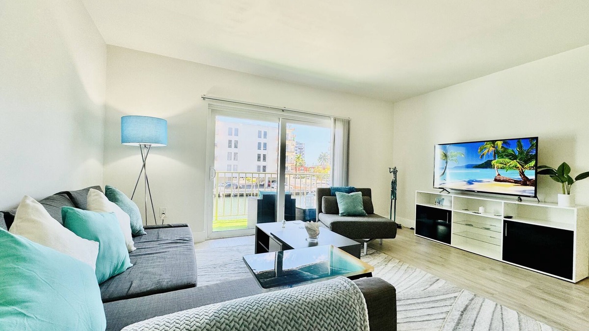 Eastern Shores Apartment | Coastal Charm: Waterfront, Free Parking, walk to the beach
