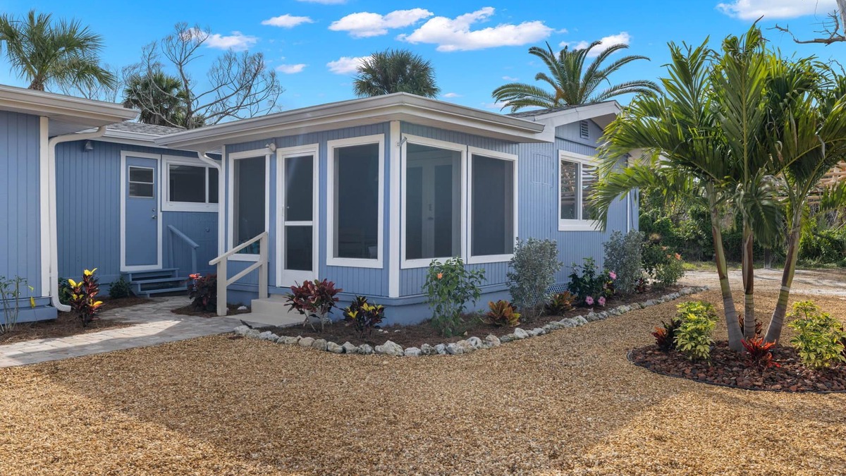 Sanibel House | coastal chic cottage "Heron" minutes to the beach! JULY SAVINGS!